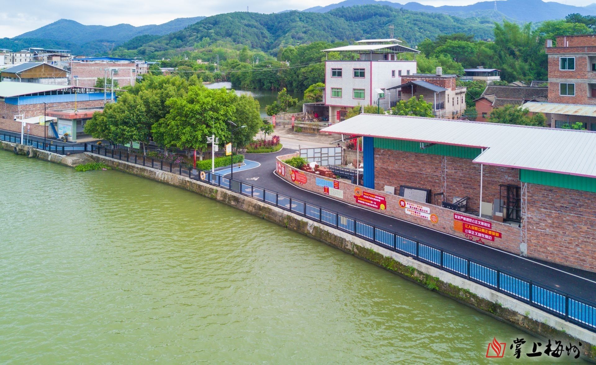 ↑長沙圩鎮碧道鋪設了瀝青并劃分跑道和自行車道,“顏值”再獲提升。(林翔 攝)